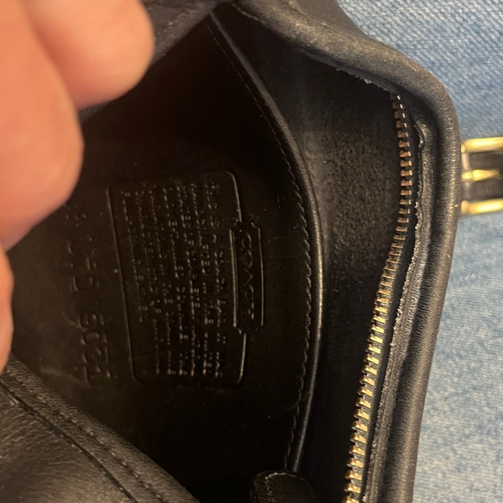 I don't have this bag anymore do not offer. Crossbody 9031 Bag Black Made in US - Picture 3 of 13